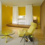 اللون الأصفر في الداخل