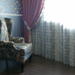 كرسي الإنجليزية من النافذة