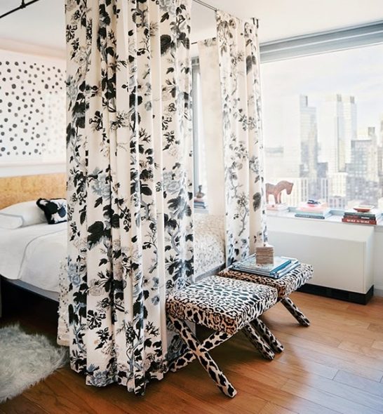 المظلة بالأبيض والأسود