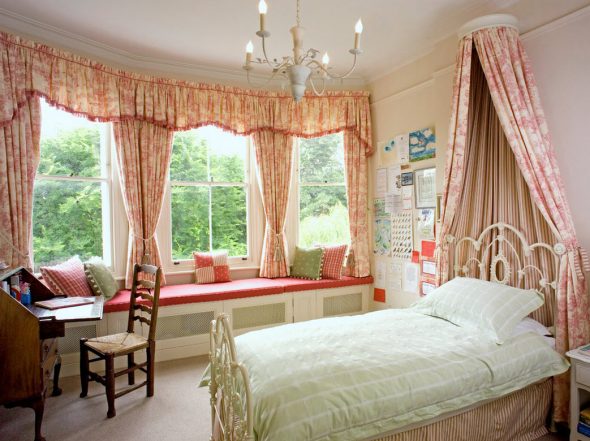 المظلة على السرير