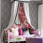 المظلة عبر السرير