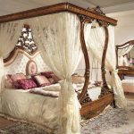 المظلة على السرير