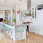 شريط عداد والكراسي المعدنية