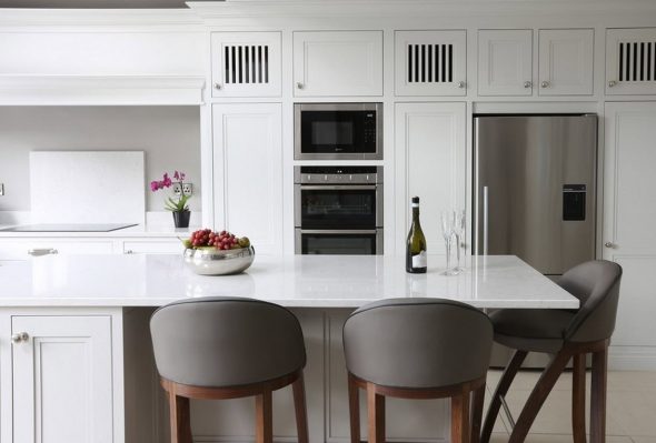 طاولة بيضاء