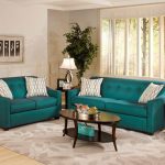 أريكة خضراء في الداخل