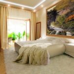 صورة كبيرة في غرفة النوم