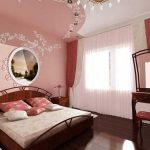 سرير من الخشب الصلب في غرفة صغيرة