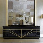 المرايا الكبيرة في الداخل