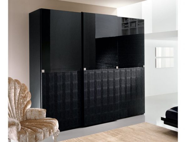 خزانة الملابس السوداء