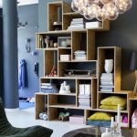 كتب على الرفوف