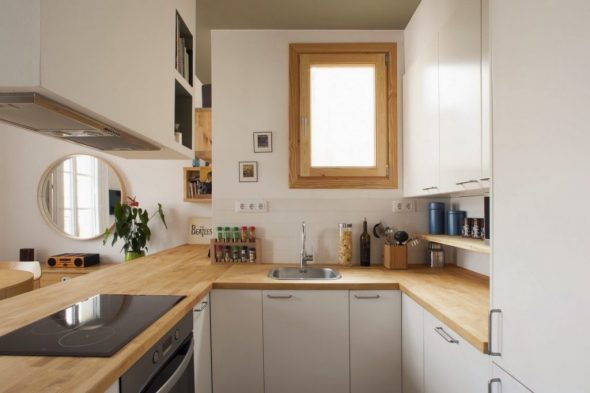 طاولة خشبية أعلى