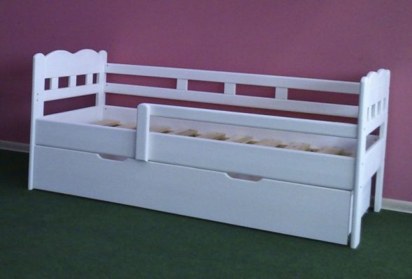 سرير مع الجانب