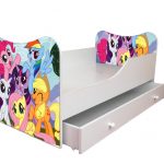 سرير مع الرسوم