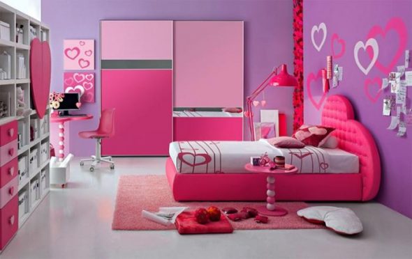 سرير الأطفال المراهقين في حضانة مشرقة