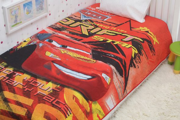 رضيع المفارش على السرير