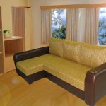 أريكة مع مساند للذراعين من الجلد