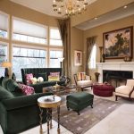 أريكة خضراء في الداخل