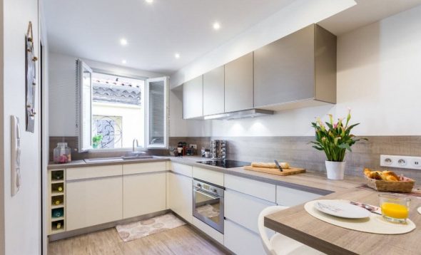 طباخ في المطبخ