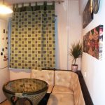 تصميم المطبخ مع أريكة وعداد شريط كطاولة