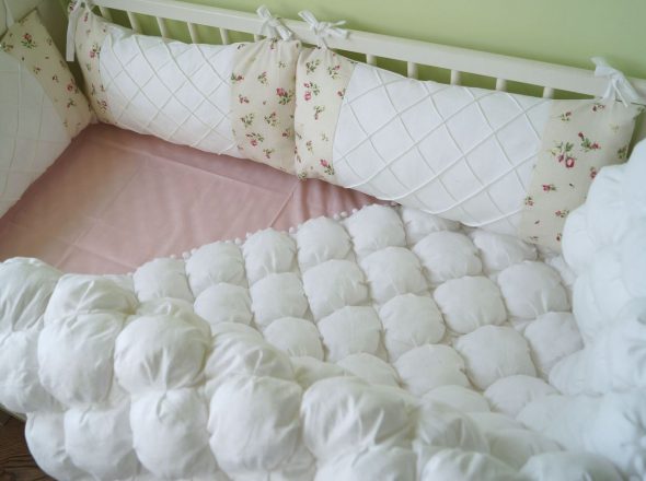 سرير مع الجانبين