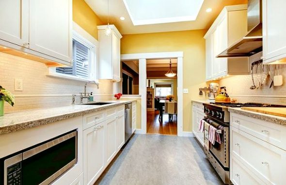 المطبخ سطرين باللون الأصفر