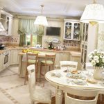 داخل غرفة معيشة صغيرة في المطبخ