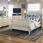 الأثاث الذين تتراوح أعمارهم بين مصطنع في غرفة النوم