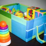 صندوق مصنوع من الورق المقوى للعب مع أيديهم