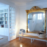 نعلق المرآة على الحائط