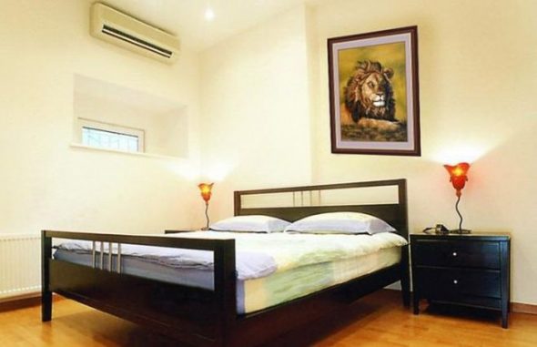 يمكن تعليق الصورة في غرفة النوم فوق السرير