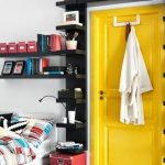 أرفف الكتب فوق الباب