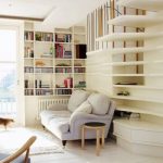 أرفف الكتب في غرفة المعيشة