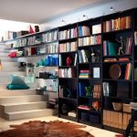 خزانة الكتب على الدرج