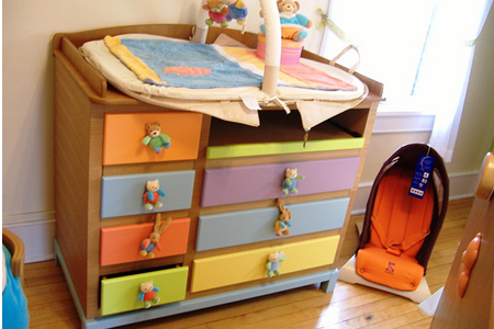 خزانة ذات أدراج إلى الحضانة