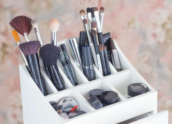 خزانة ذات أدراج بيضاء