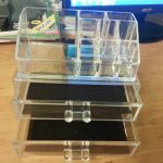 مضمد للزجاج ومستحضرات التجميل