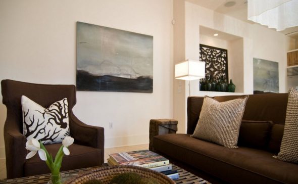 أريكة البني في الداخل