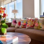 أريكة بنية مع وسائد في القاعة