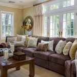 أريكة البني في المنزل