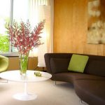 أريكة البني في الغرفة