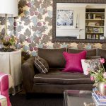 أريكة بنية مع وسائد