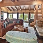 أريكة البني في غرفة المعيشة الداخلية