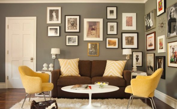 أريكة البني في غرفة المعيشة