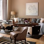 أريكة البني في غرفة المعيشة