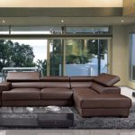 أريكة البني في غرفة المعيشة