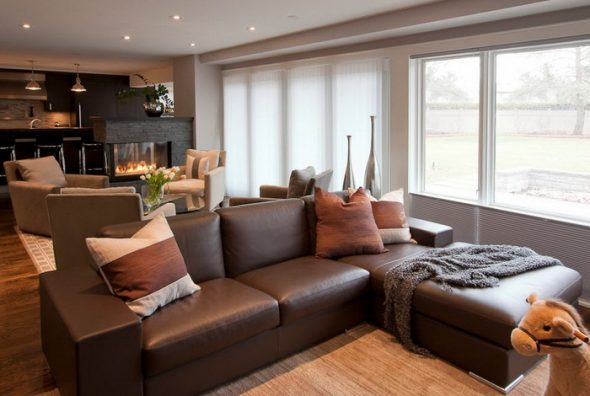 أريكة البني في القاعة