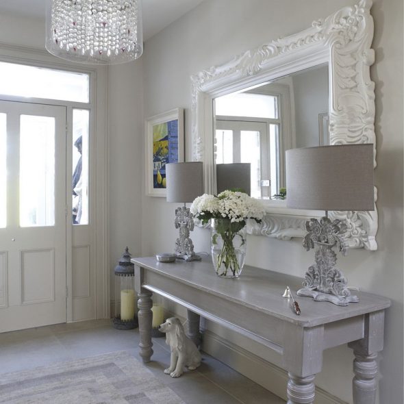 مرآة جميلة في الردهة