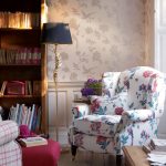 كرسي اللغة الإنجليزية من النافذة