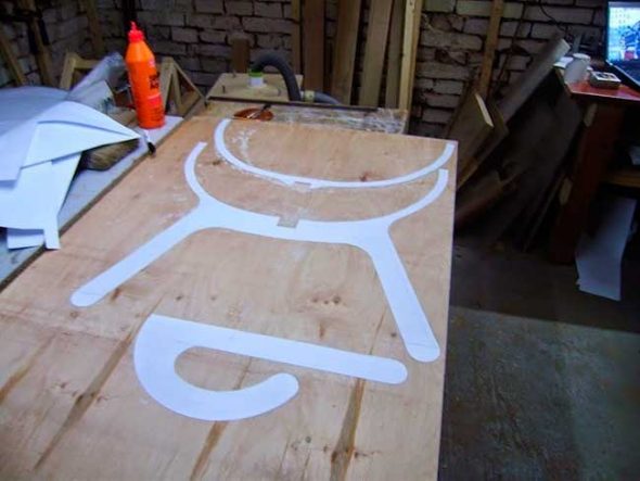 كرسي الخشب الرقائقي