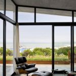 كرسي مع مسند القدمين في المنزل